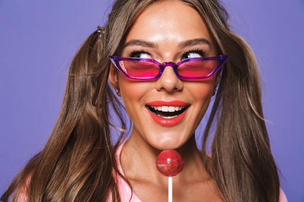 Close up portrait of a smiling woman in sunglasses