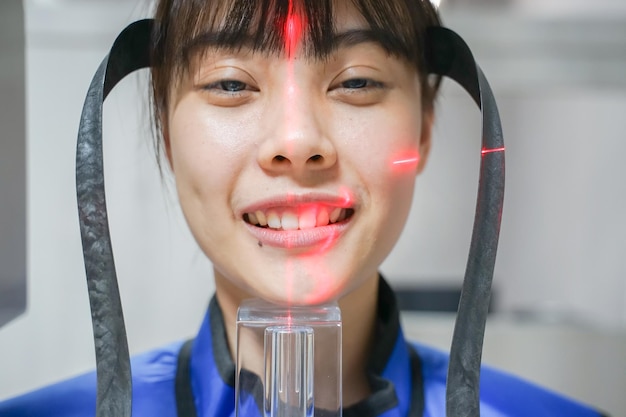 Photo close-up portrait of smiling woman with medical equipment