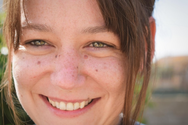 Photo close-up portrait of smiling woman