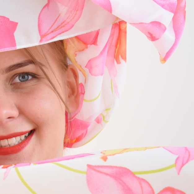 Photo close-up portrait of smiling young woman against white background