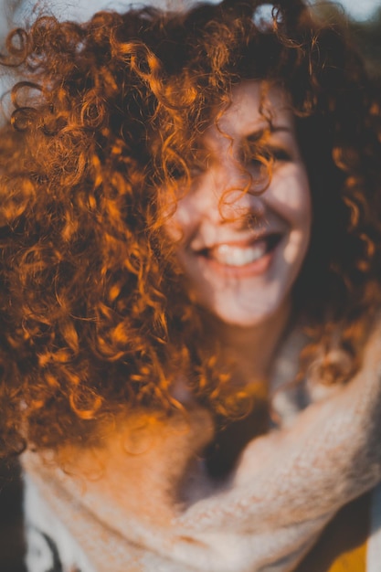 Foto ritratto da vicino di una giovane donna sorridente all'aperto