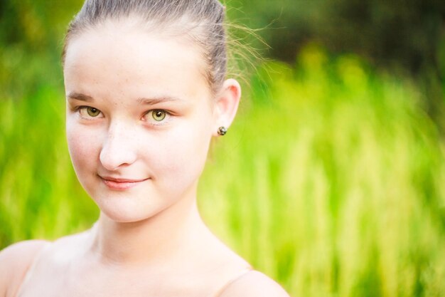 Photo close-up portrait of smiling young woman