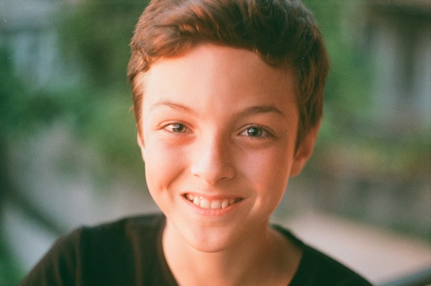 Photo close-up portrait of a smiling young woman