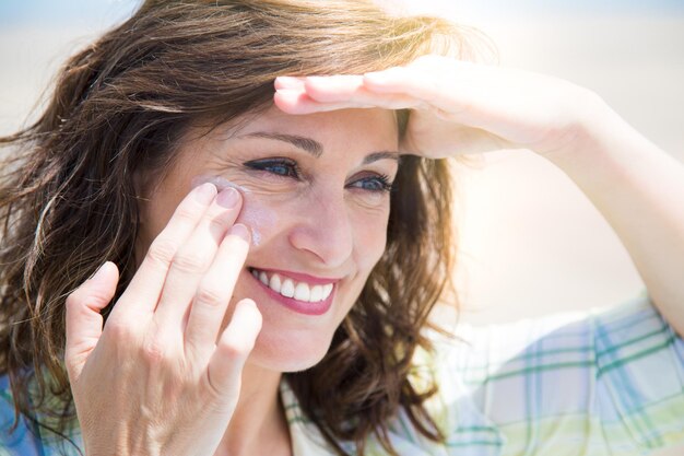 Photo close-up portrait of a smiling young woman