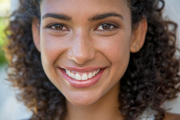 Photo close-up portrait of smiling young woman
