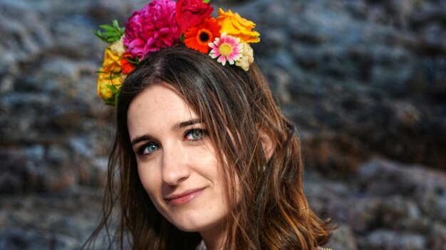 Photo close-up portrait of a smiling young woman