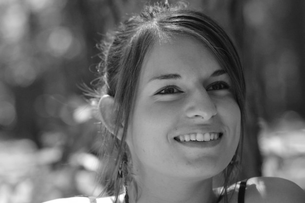 Photo close-up portrait of a smiling young woman