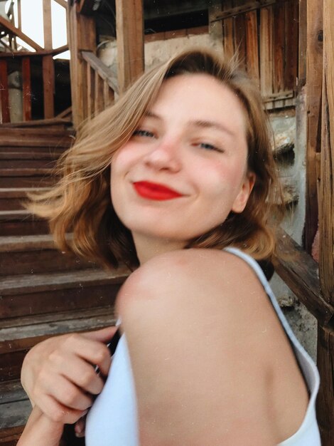 Photo close-up portrait of smiling young woman