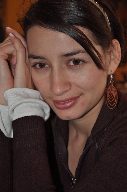 Photo close-up portrait of smiling young woman