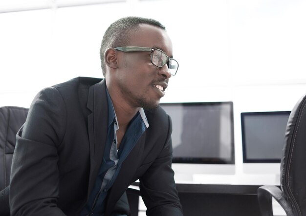 Photo close up portrait of a successful businessman in the workplacebusiness people