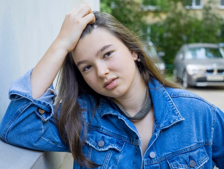 Photo 都市のティーンエイジャー女の子のクローズアップ肖像画