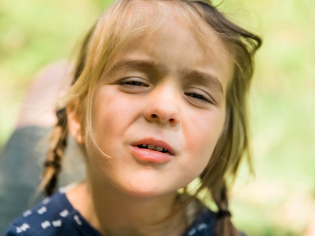 Photo close-up portrait of tired cute girl