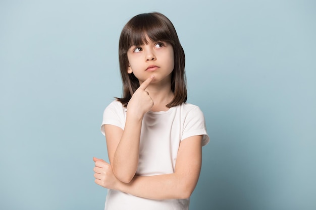 計画を立てている小さな茶の女の子のクローズアップポートレート
