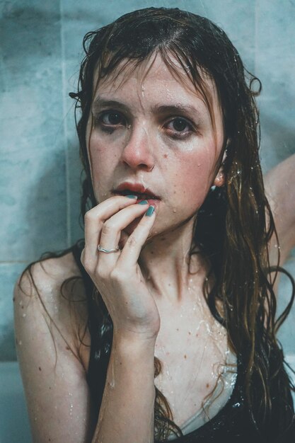 Photo close-up portrait of woman in bathroom