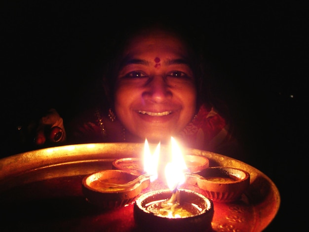 Foto ritratto di una donna in primo piano di lit diyas