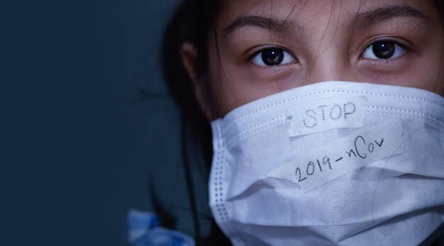 Photo close-up portrait of a woman covering face