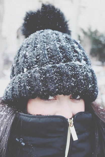 Photo close-up portrait of woman during snowfall