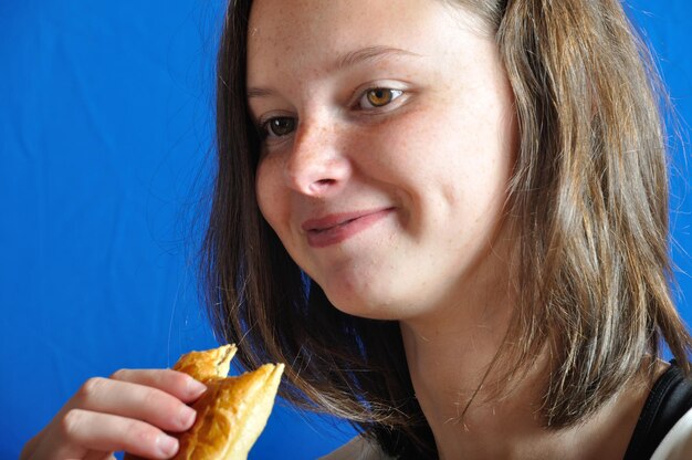 Photo close-up portrait of a woman eating food