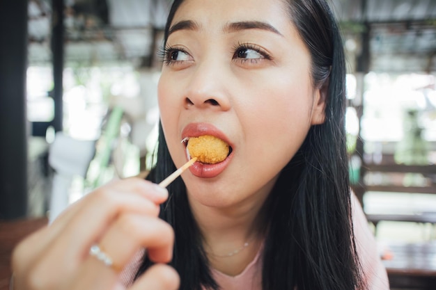 食べ物を食べている女性のクローズアップ肖像画