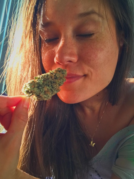 Photo close-up portrait of woman eating food