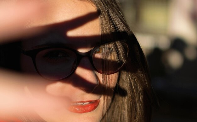 メガネをかぶった女性のクローズアップ肖像画