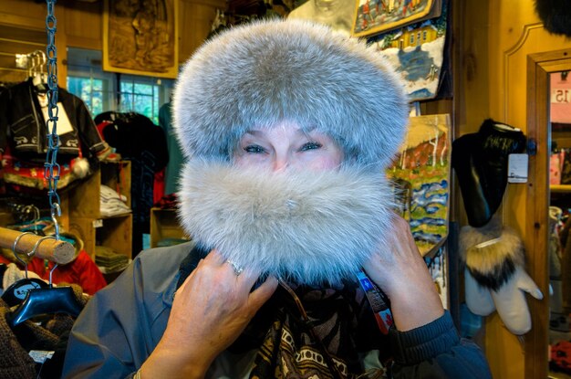 Foto ritratto ravvicinato di una donna con un cappotto di pelliccia