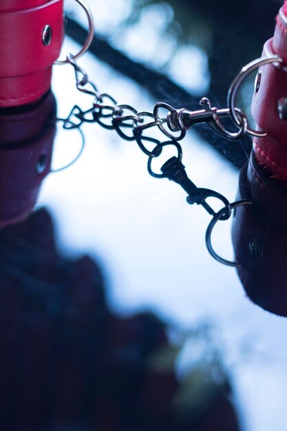 Photo close-up portrait of woman hanging from chain