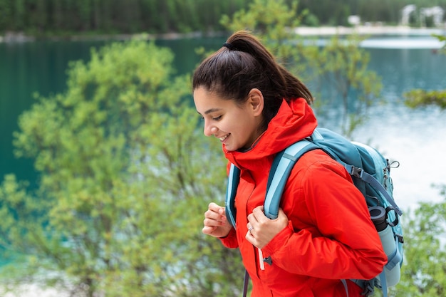 Photo close up portrait of a woman hiking enjoying the freshness of mountains air