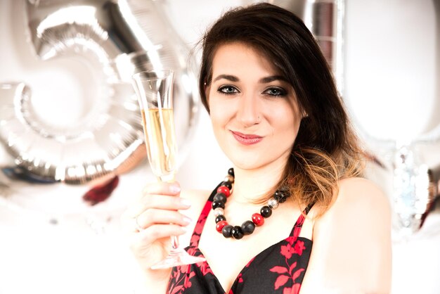 Photo close-up portrait of woman holding champagne