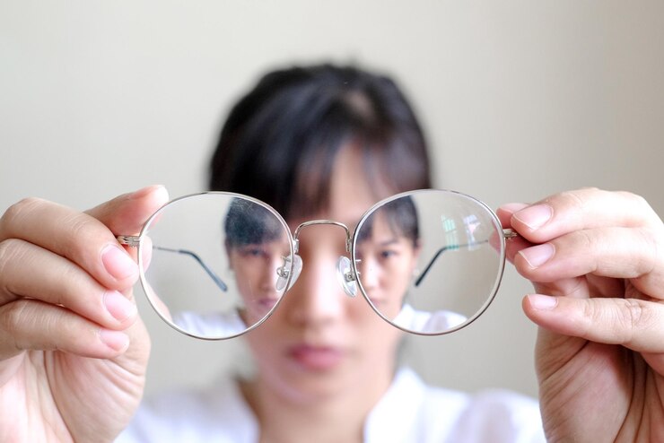 Photo 鏡を持った女性のクローズアップ肖像画