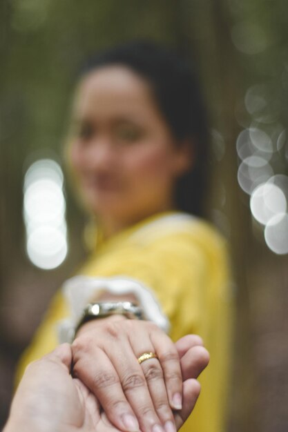 Photo close-up portrait of a woman holding hands