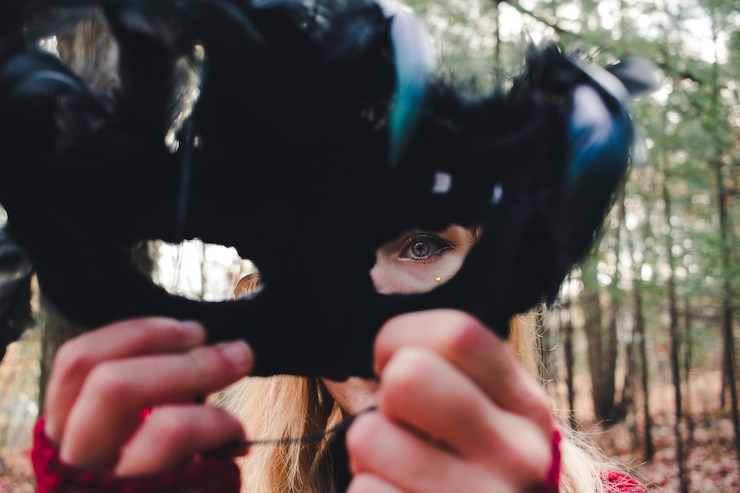 Photo close-up portrait of woman holding mask in forest