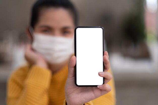 Photo close-up portrait of woman holding mobile phone