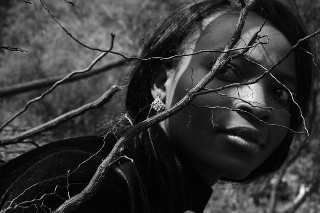 Foto ritratto in primo piano di una donna che guarda fuori