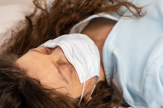 Photo close-up portrait of woman lying down