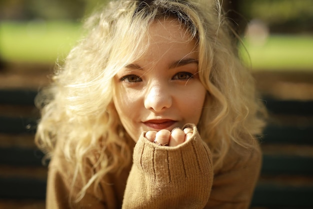 Foto ritratto di una donna all'aperto in primo piano