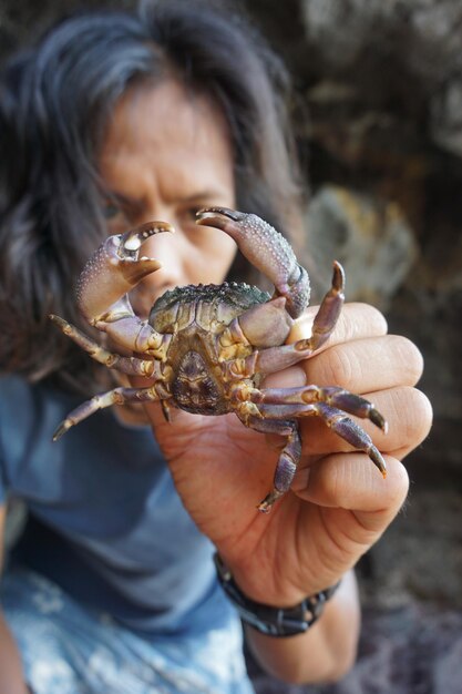 Photo close-up portrait of woman showing crab