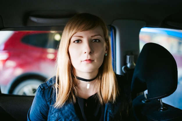 車に座っている女性のクローズアップ肖像画
