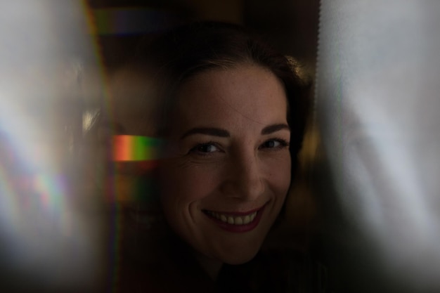 Photo close-up portrait of woman smiling in darkroom