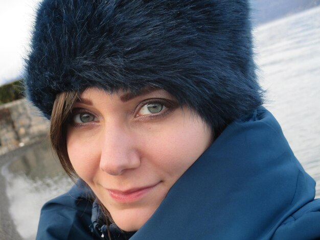 Photo close-up portrait of woman wearing fur hat during winter