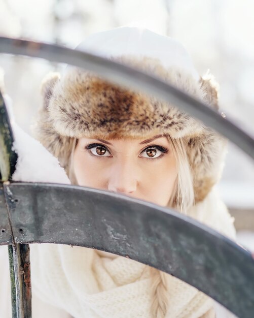 Photo close-up portrait of woman wearing fur hat