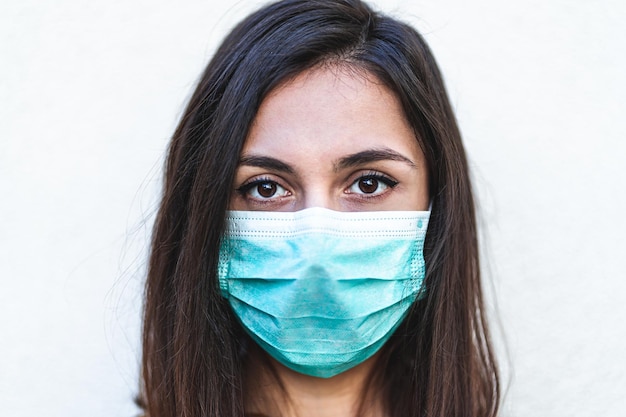 Foto ritratto ravvicinato di una donna che indossa una maschera su sfondo bianco