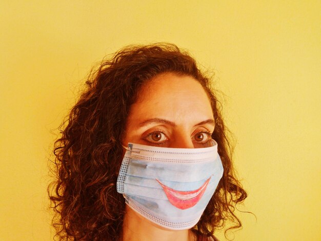 Photo close-up portrait of woman wearing mask