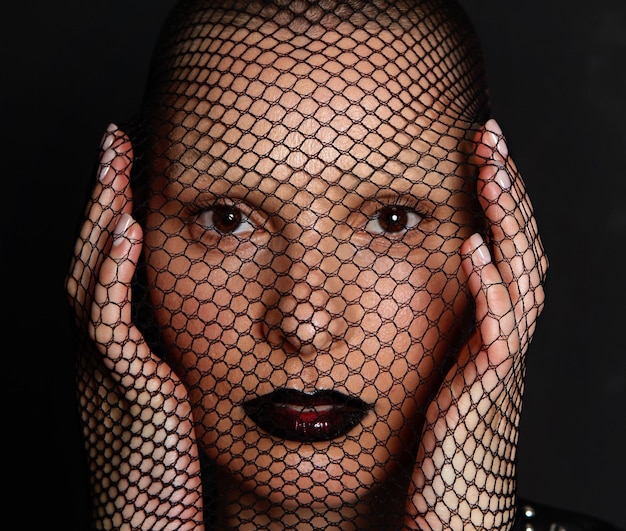 Photo close-up portrait of woman wearing netting while covering ears