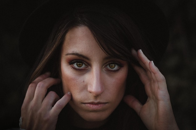 Photo close-up portrait of woman with brown eyes