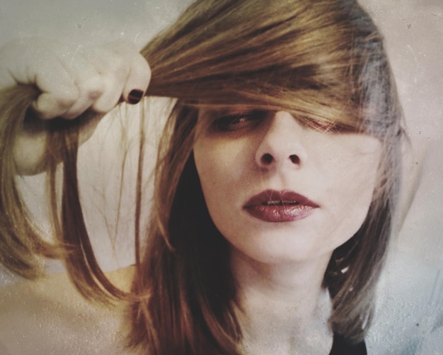 Photo close-up portrait of woman with brown hair at home