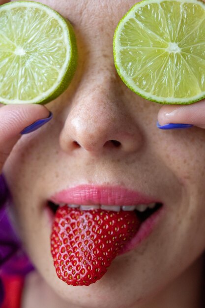 Foto ritratto in primo piano di una donna con dei frutti