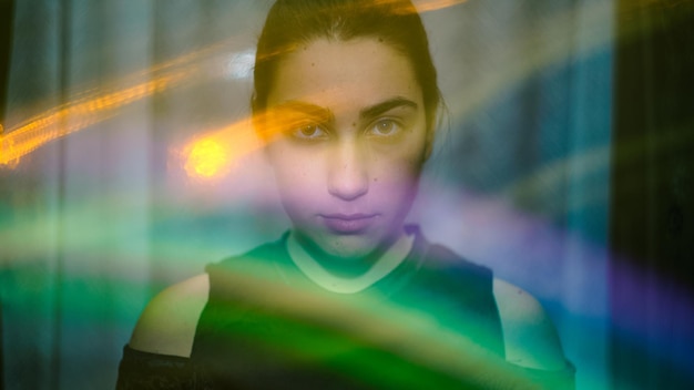 Photo close-up portrait of woman with spectrum