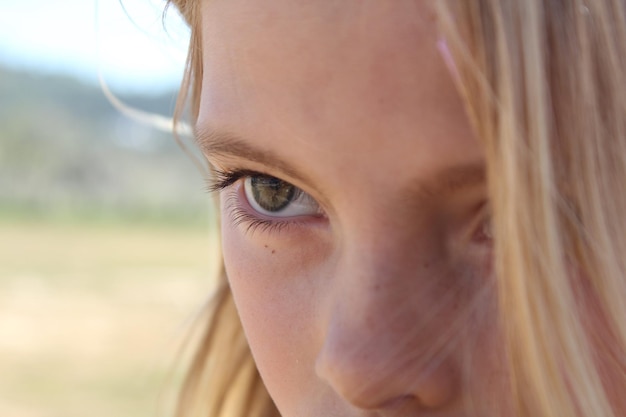 Foto ritratto di una donna in primo piano