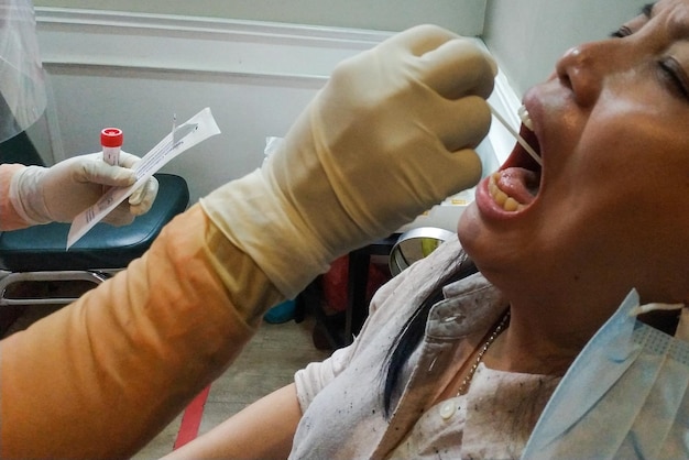 Foto ritratto di una donna in primo piano